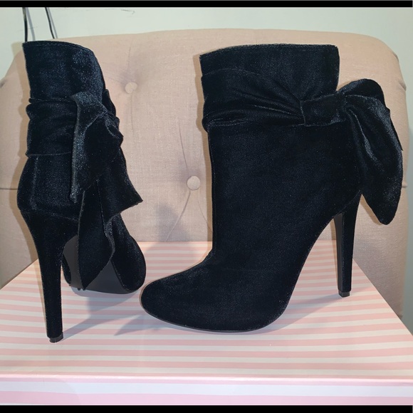JustFab Shoes - Brand New JustFab Bow Heels size 7